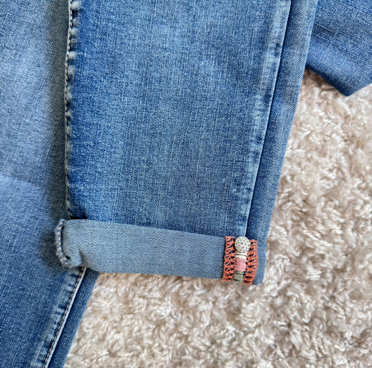 Jeans mit Stickgürtel