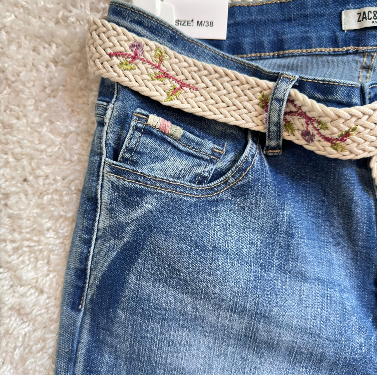 Jeans mit Stickgürtel