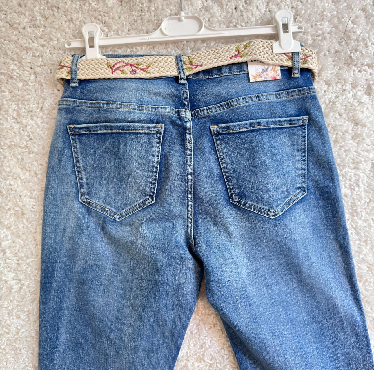 Jeans mit Stickgürtel