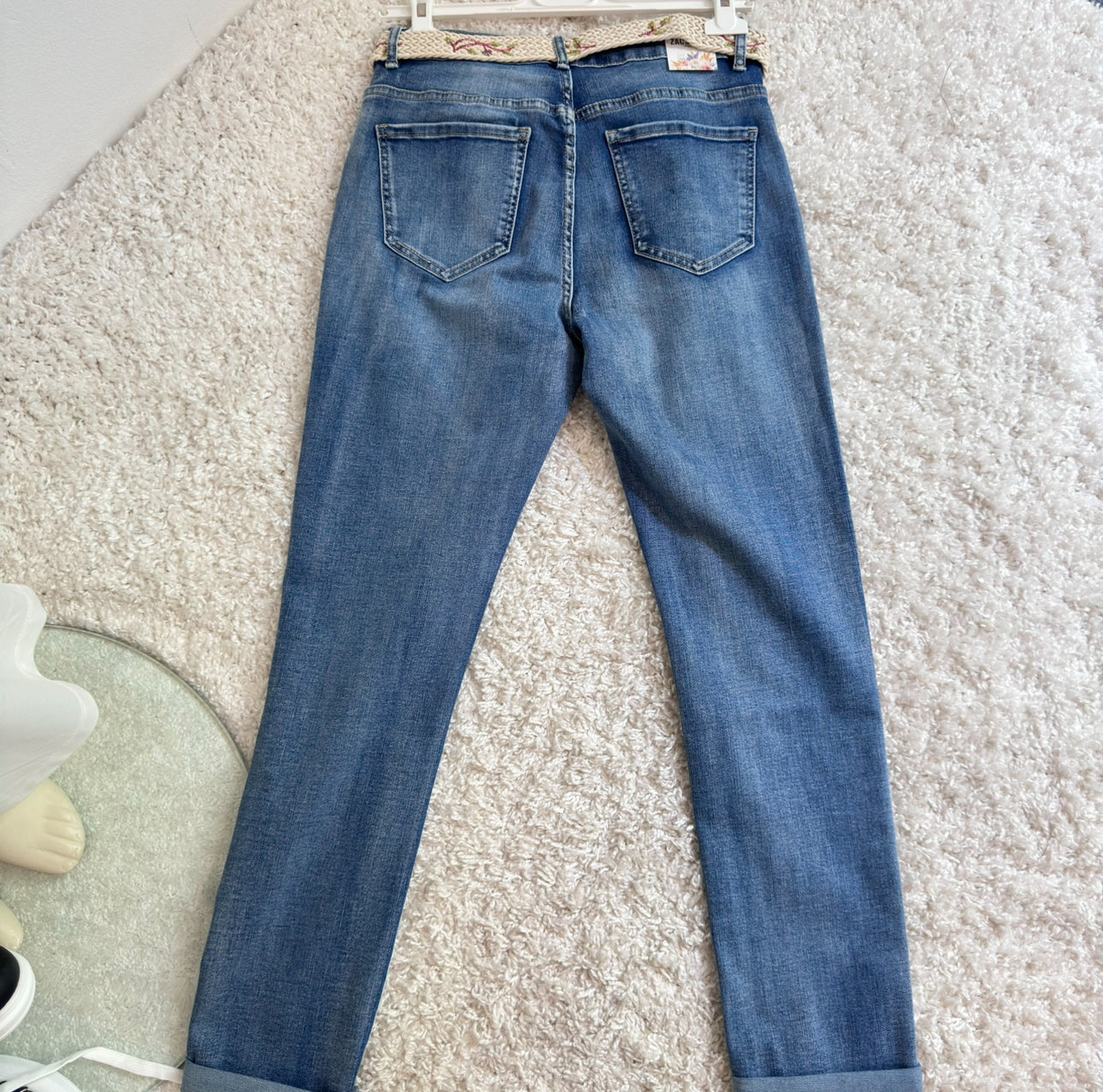 Jeans mit Stickgürtel