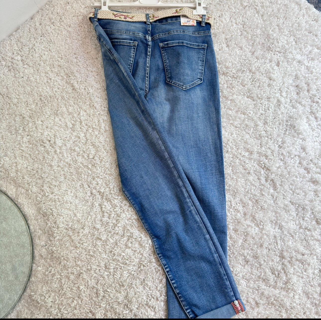 Jeans mit Stickgürtel