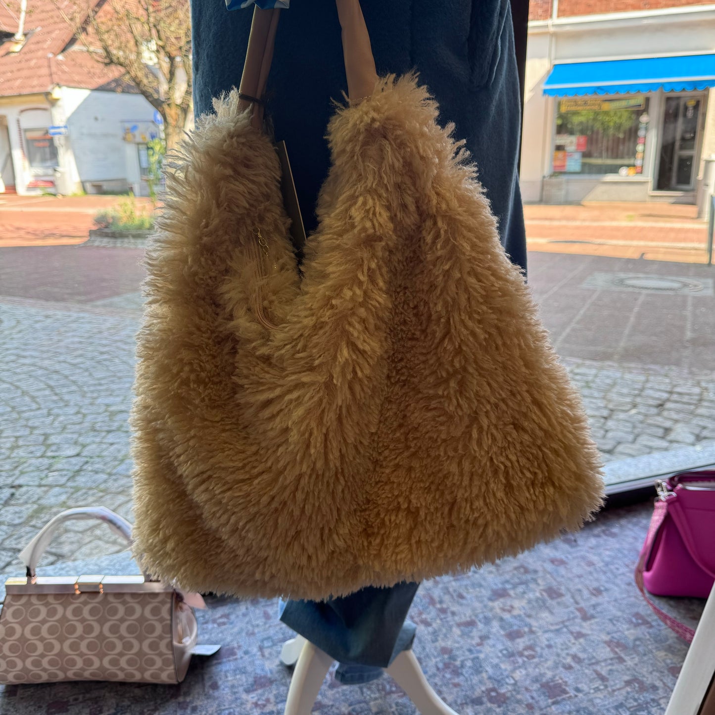 Flauschige Schultertasche in Camel