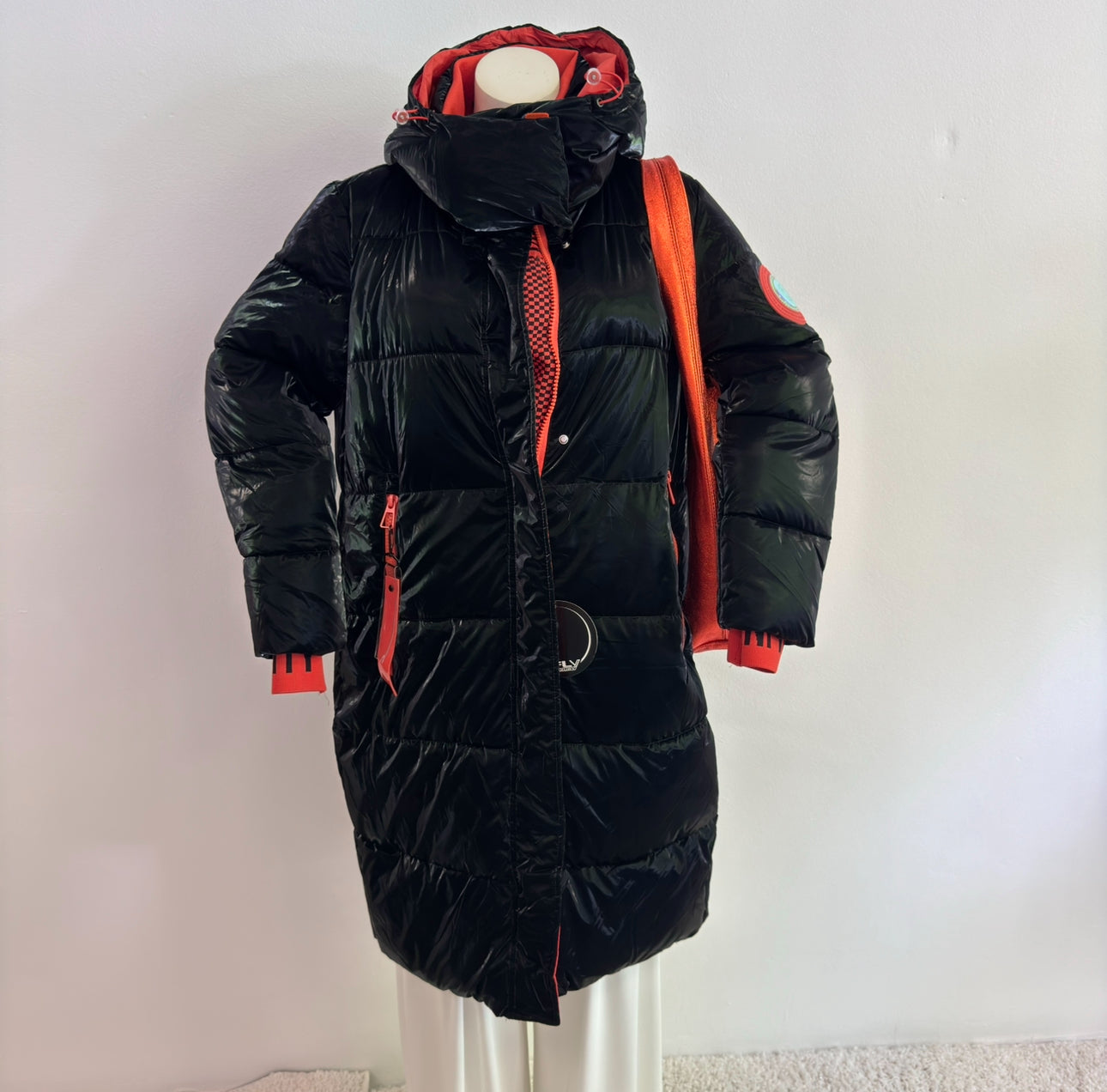 Winterjacke mit Orange abgesetzt