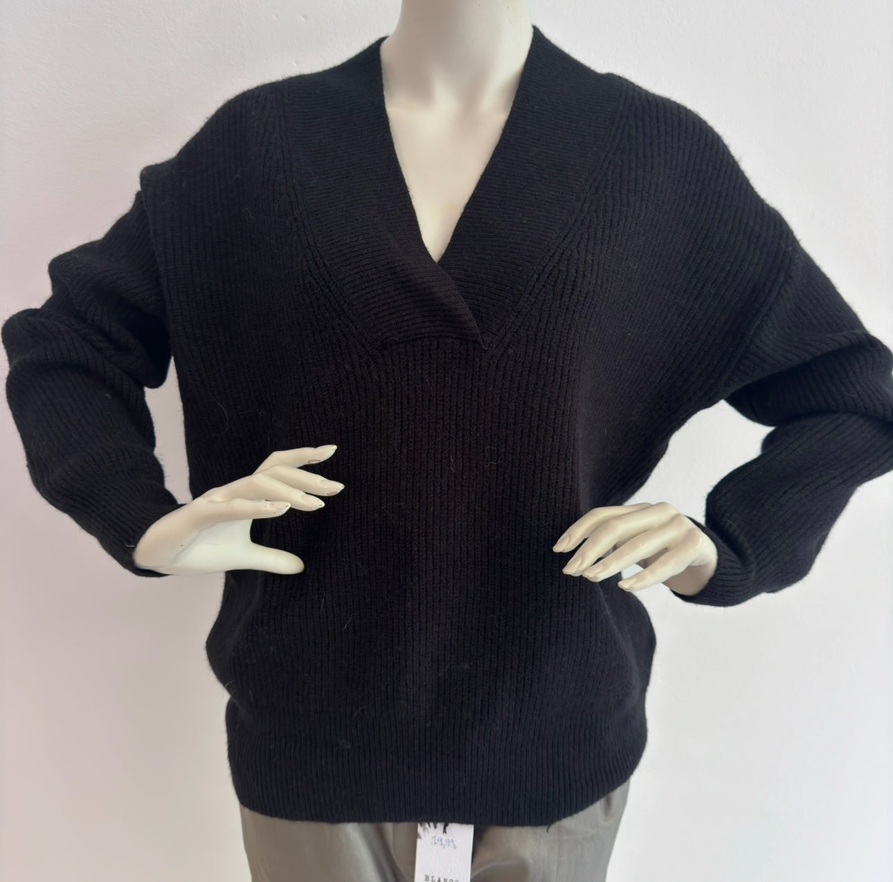 Elegant Knit V-Pullover