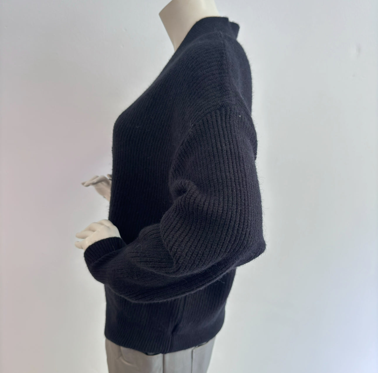 Elegant Knit V-Pullover