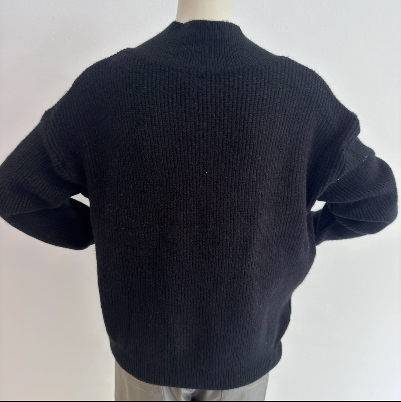 Elegant Knit V-Pullover