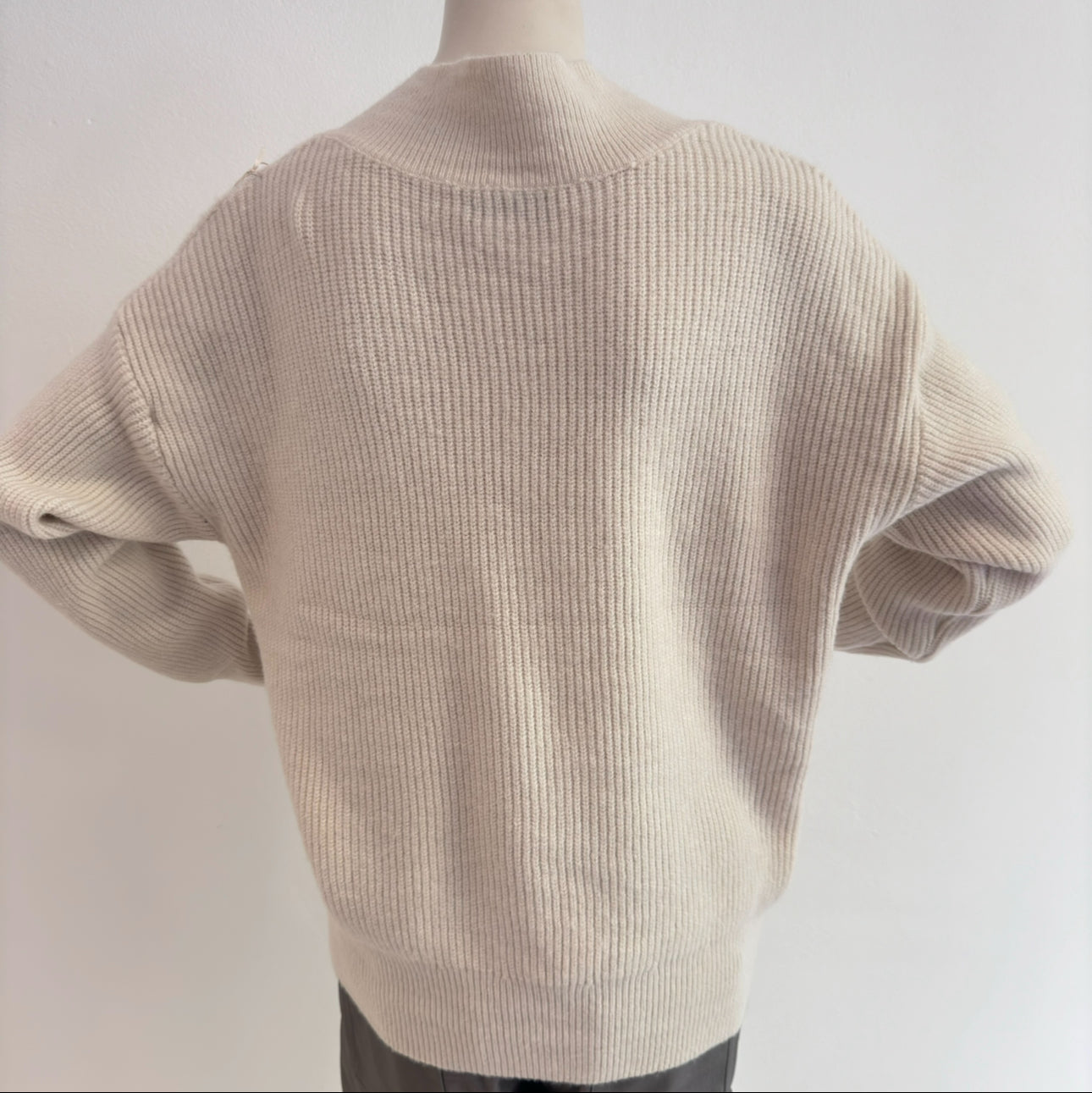 Elegant Knit V-Pullover