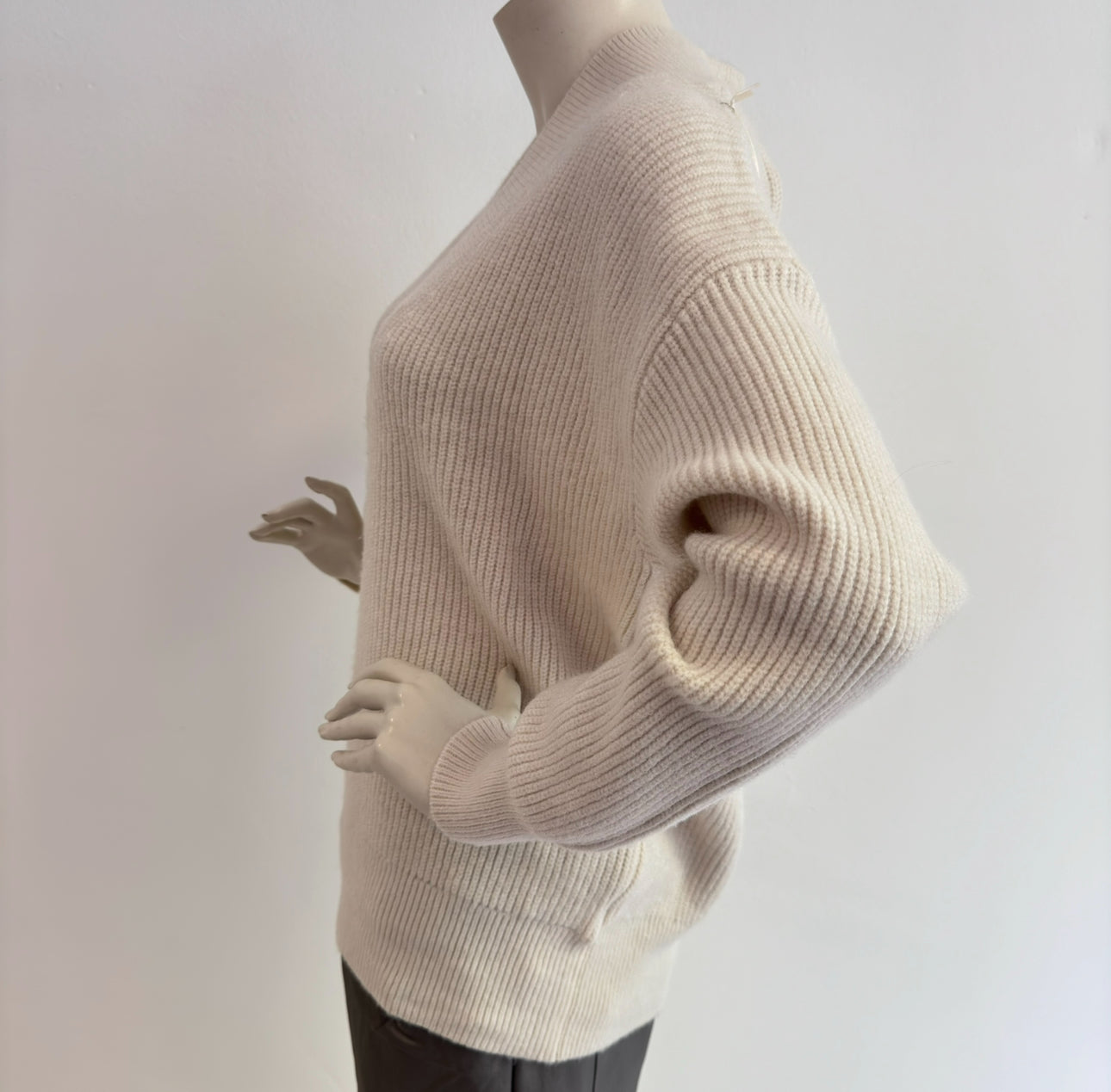 Elegant Knit V-Pullover