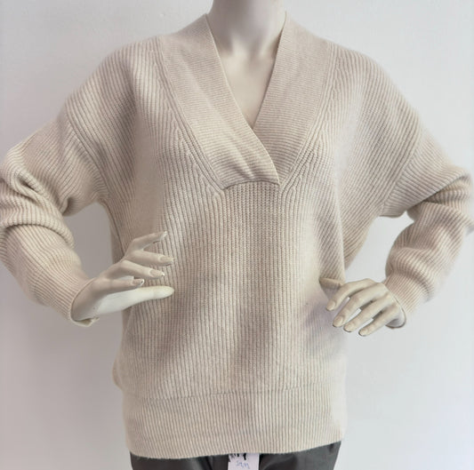 Elegant Knit V-Pullover