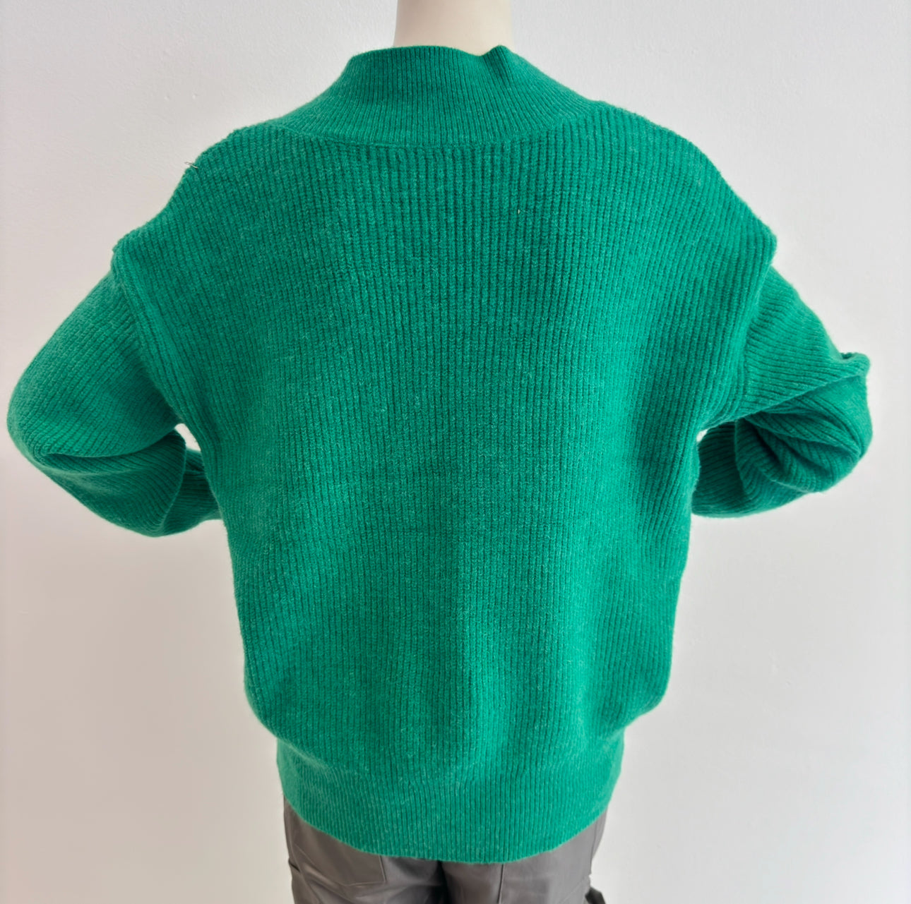 Elegant Knit V-Pullover