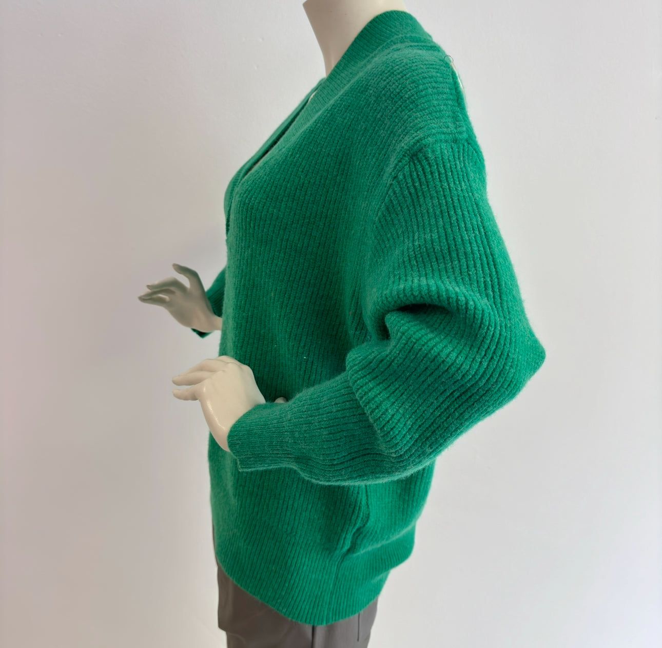 Elegant Knit V-Pullover