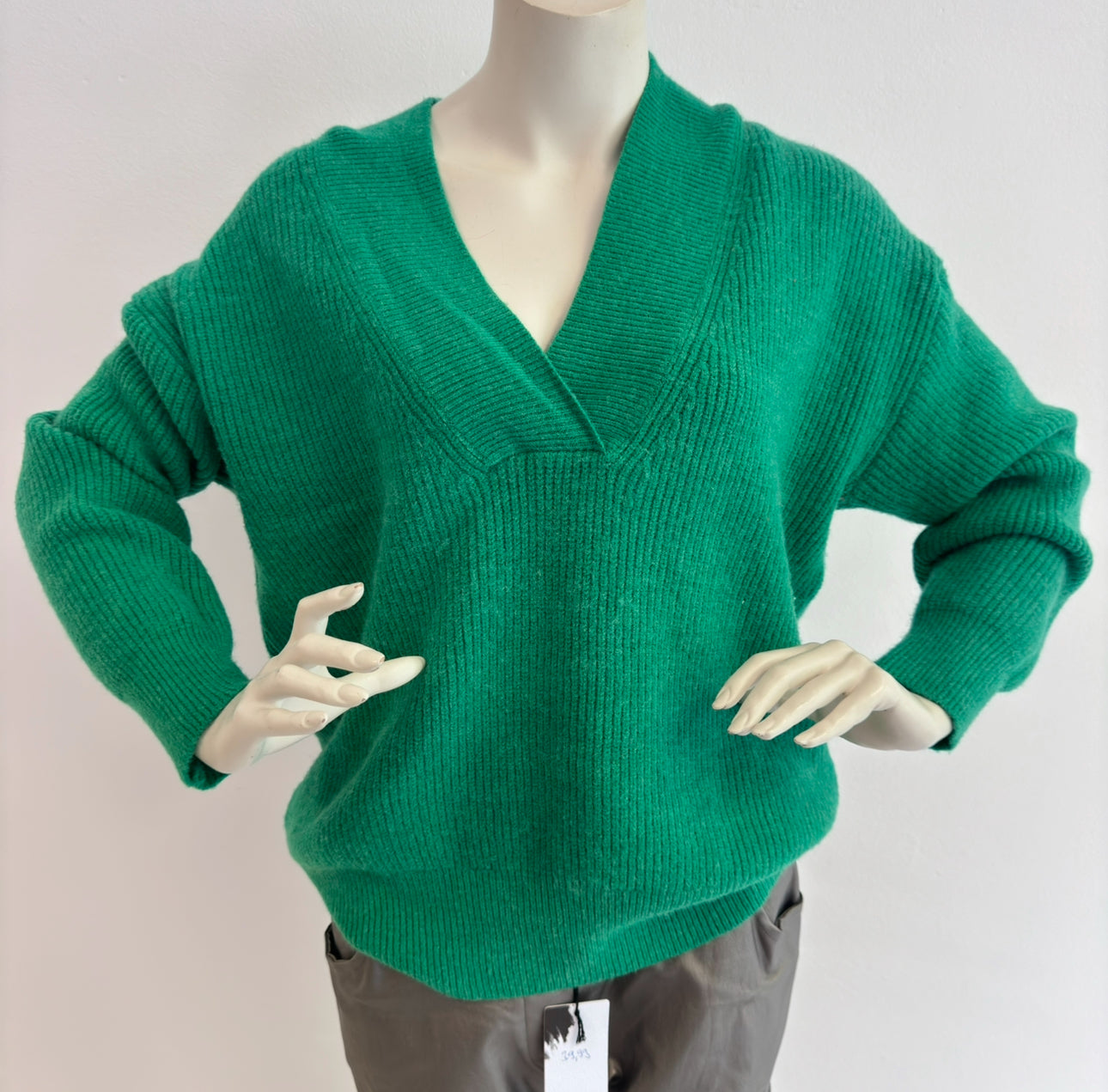 Elegant Knit V-Pullover