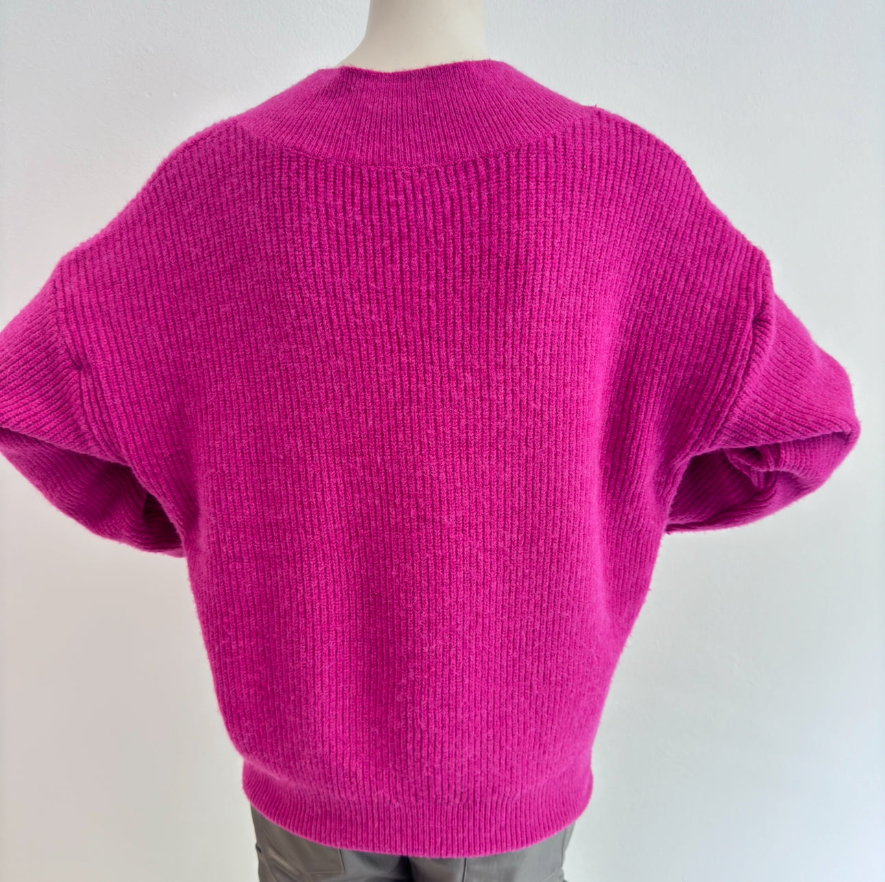 Elegant Knit V-Pullover