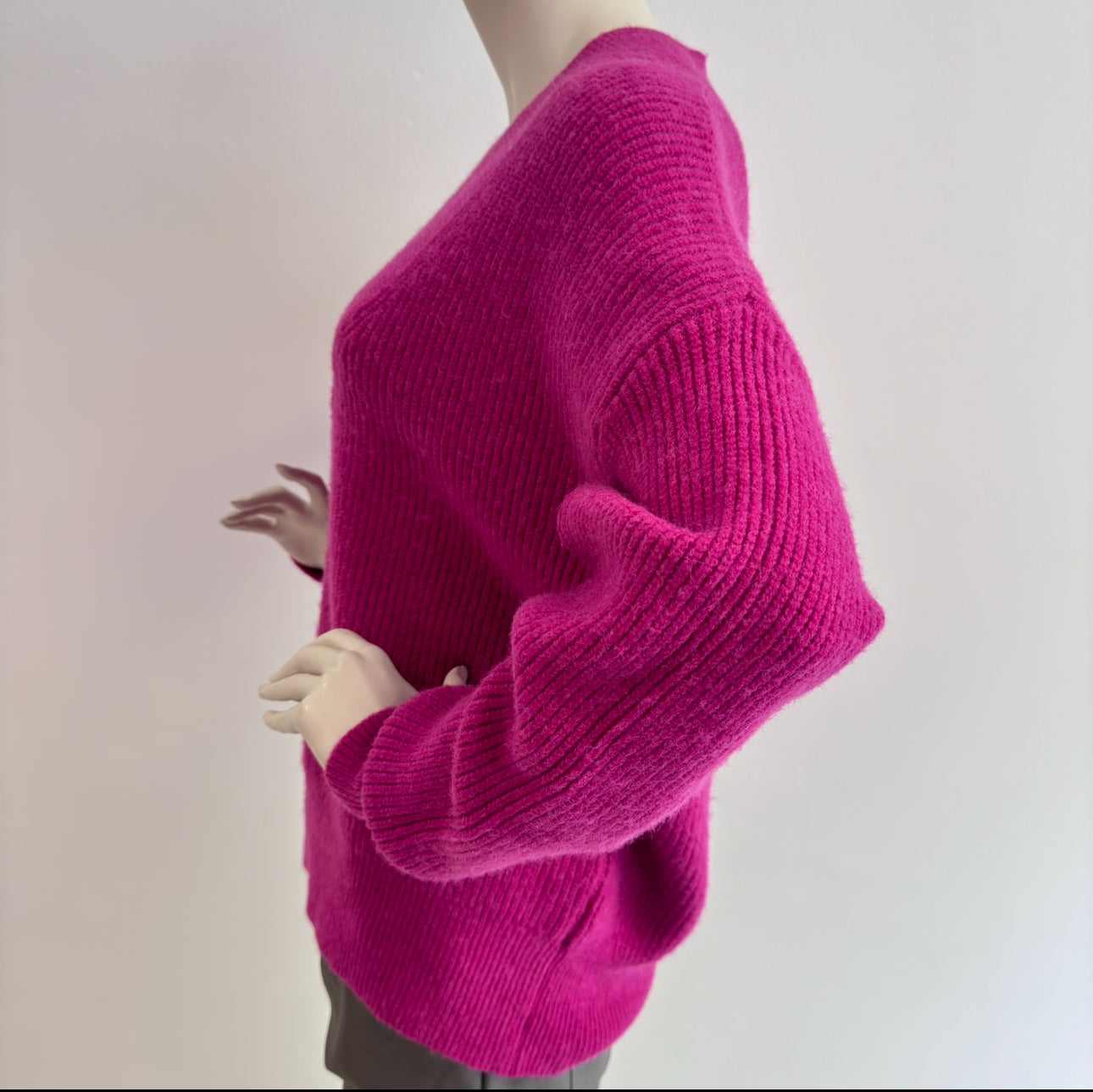 Elegant Knit V-Pullover