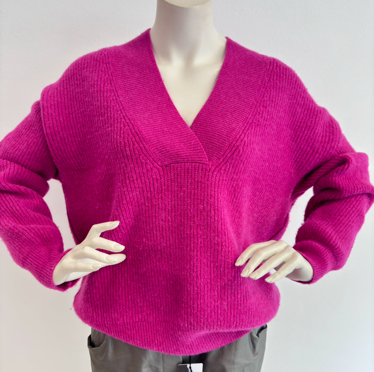 Elegant Knit V-Pullover