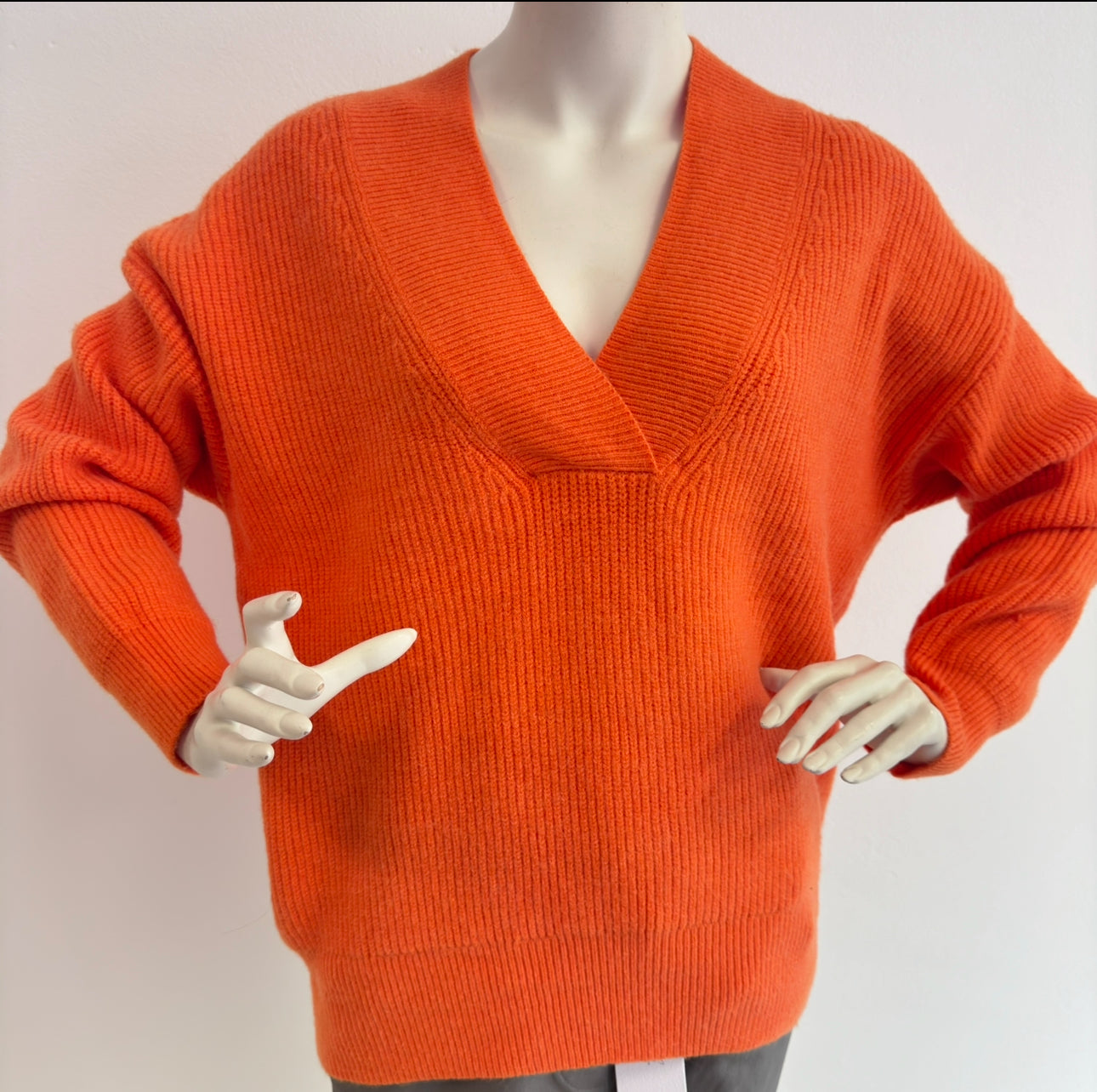 Elegant Knit V-Pullover Orange