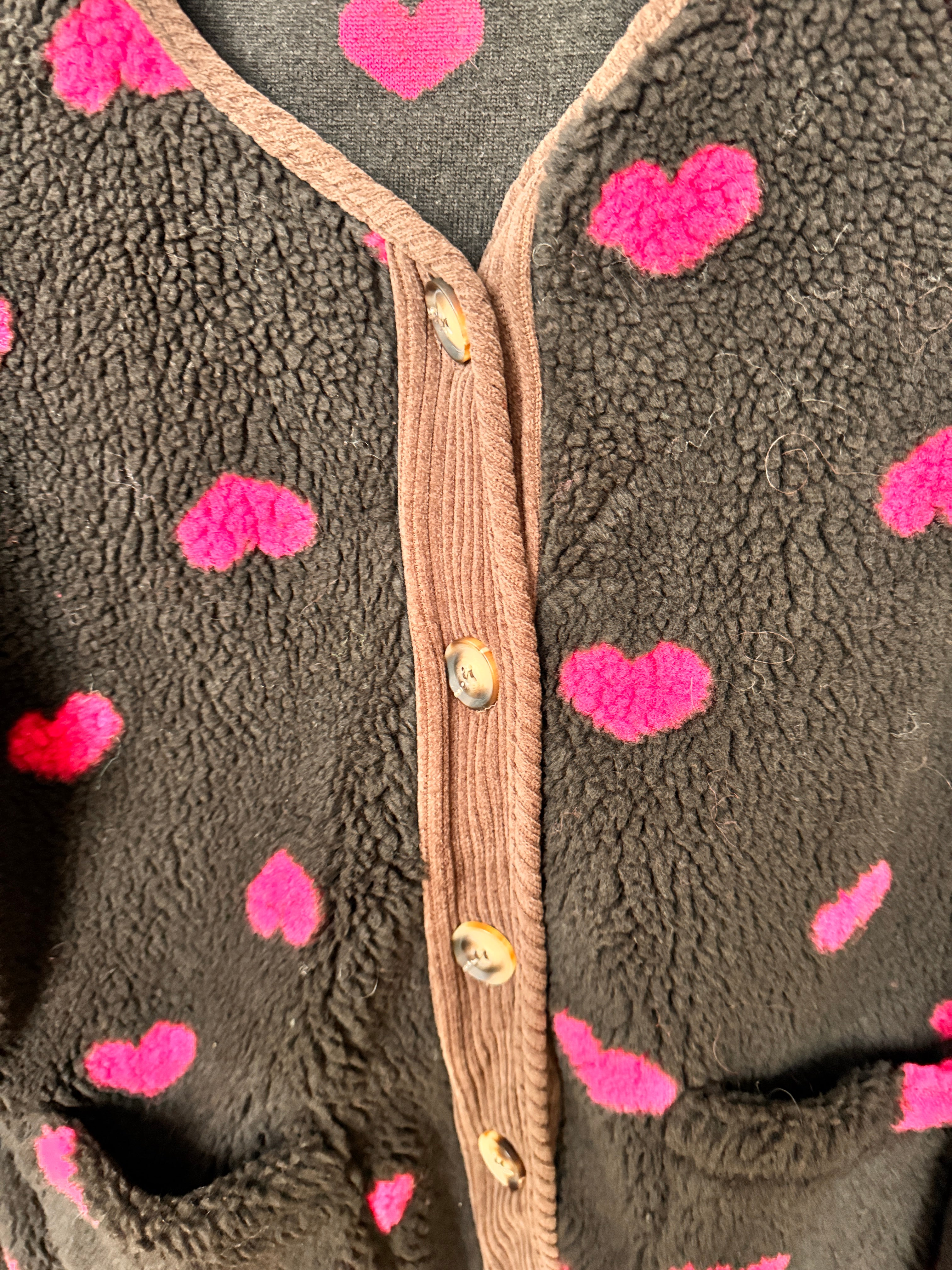 Kuschelig, süß & stylish – unsere Herzchen-Jacke in Schokobraun 🍫💗