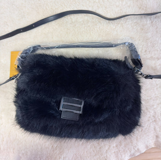 Schwarze Clutch aus Fell