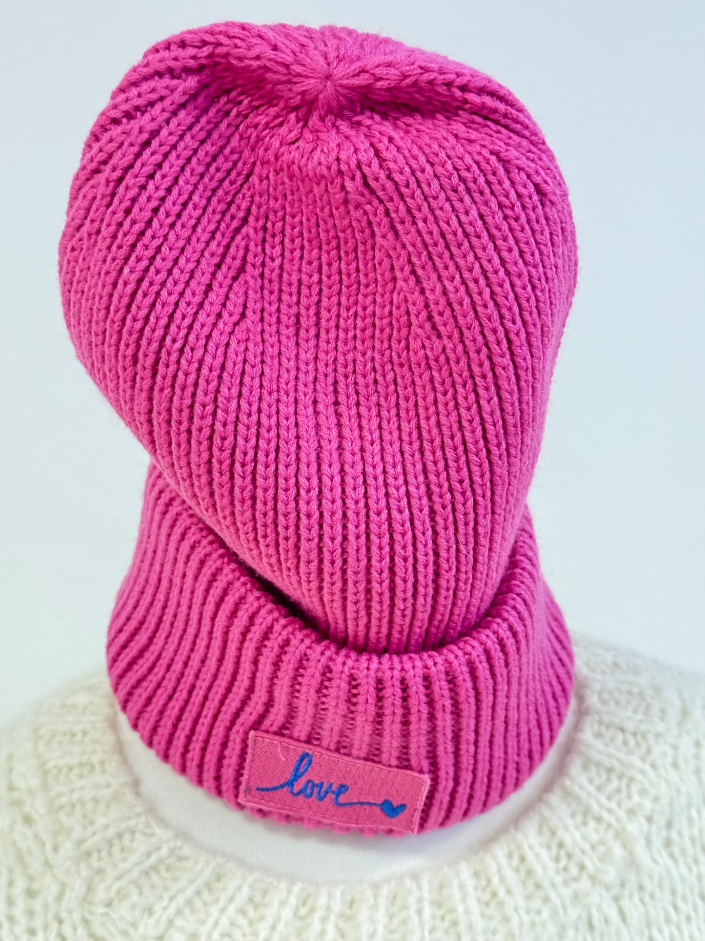 Strickmütze in kräftigem Pink – „Love“-Edition