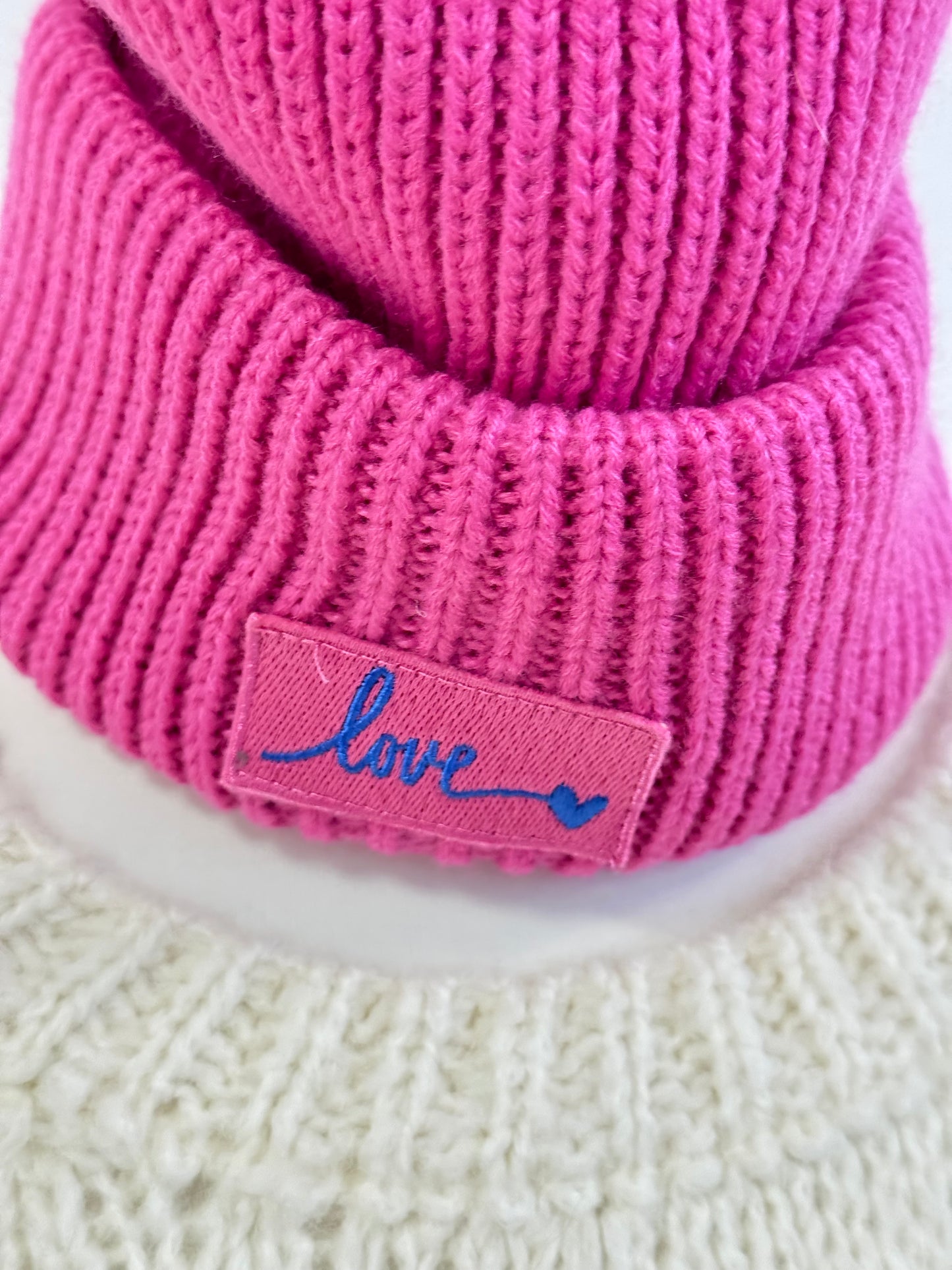 Strickmütze in kräftigem Pink – „Love“-Edition