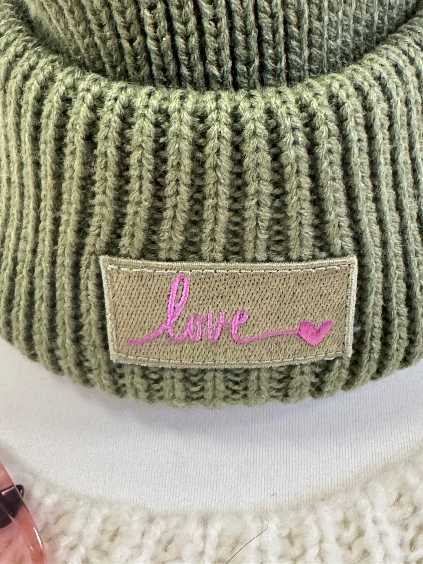 Strickmütze in kräftigem Kaki – „Love“-Edition