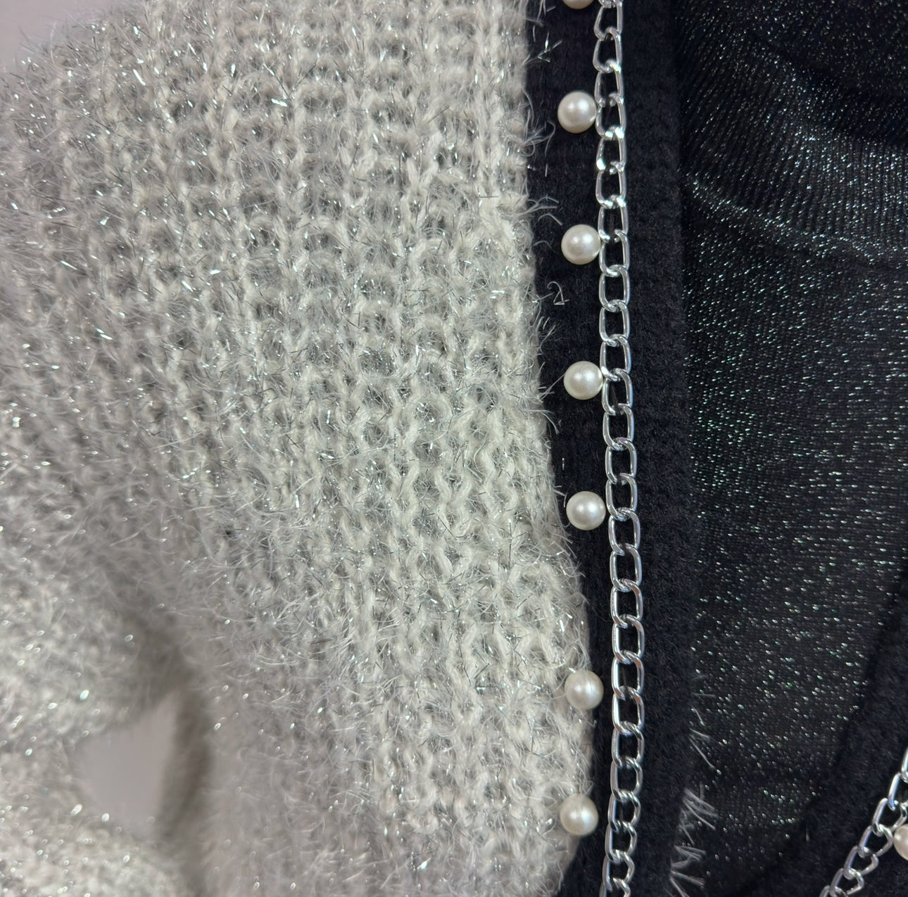 Strickjacke grau/schwarz mit Perlen