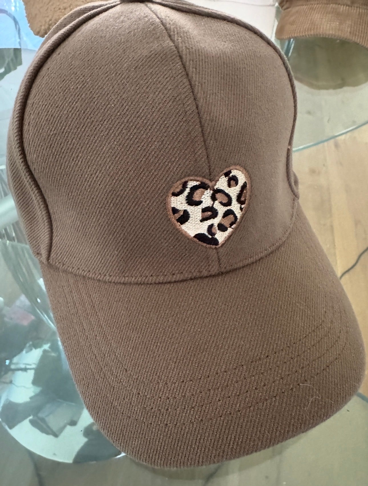 Beige Cap mit Leo-Herz – stylische Damen Basecap mit Klettverschluss | Boutique in Heaven
