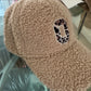 Damen Leo Teddy Cap – braune Fell-Cap mit Leo-Detail – stylisch & verstellbar