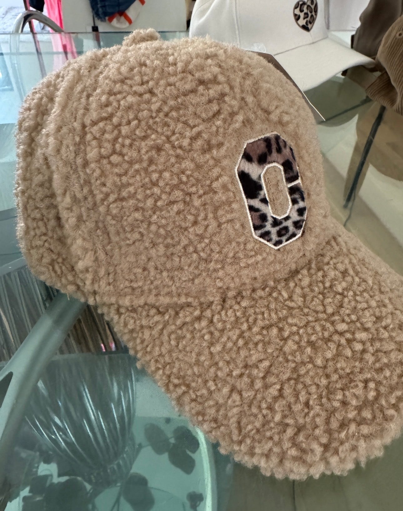 Damen Leo Teddy Cap – braune Fell-Cap mit Leo-Detail – stylisch & verstellbar