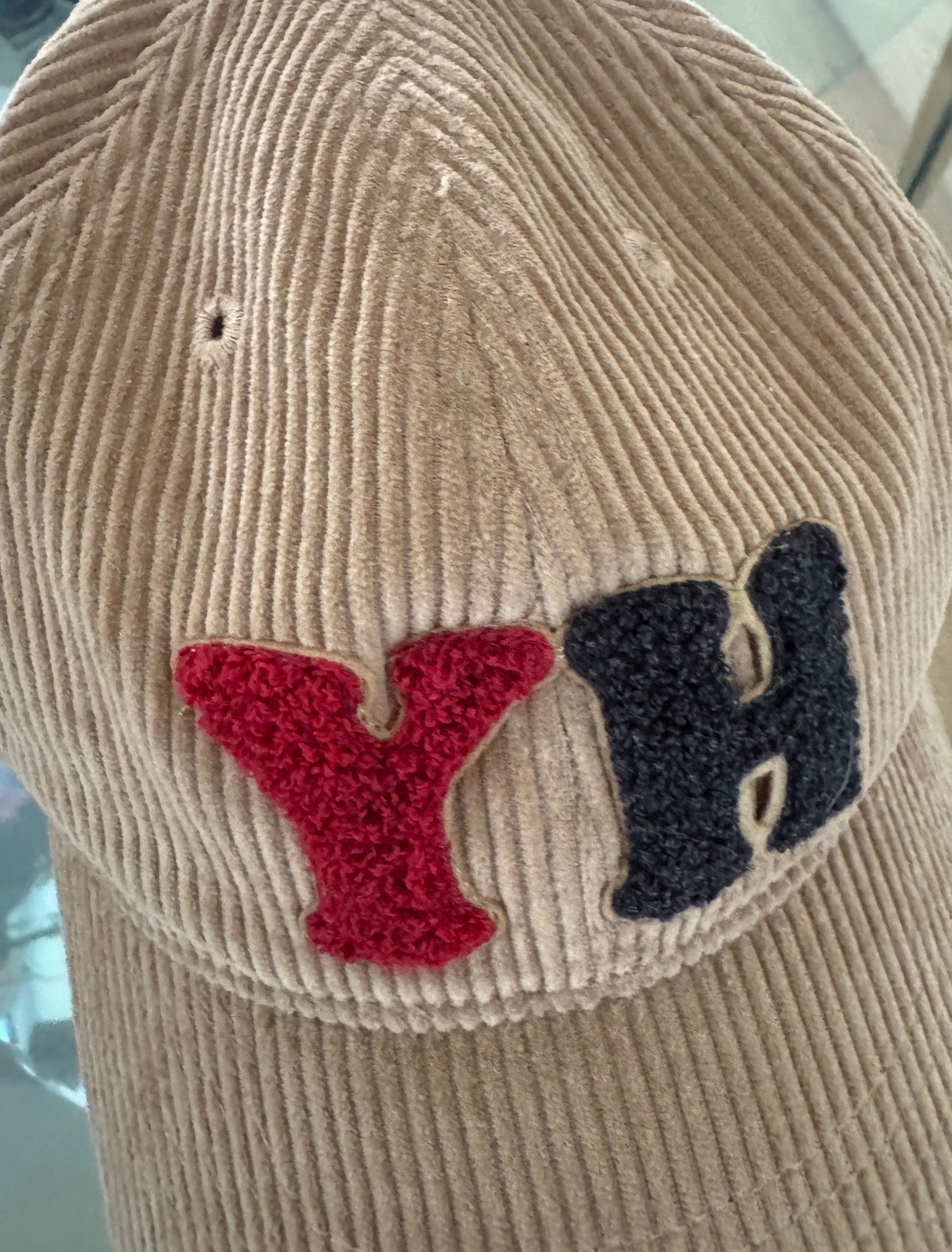 Yippie Hippie Damen Cord Cap „YH“ – Premium Baseballcap in Beige mit Teddy-Logo & Klettverschluss