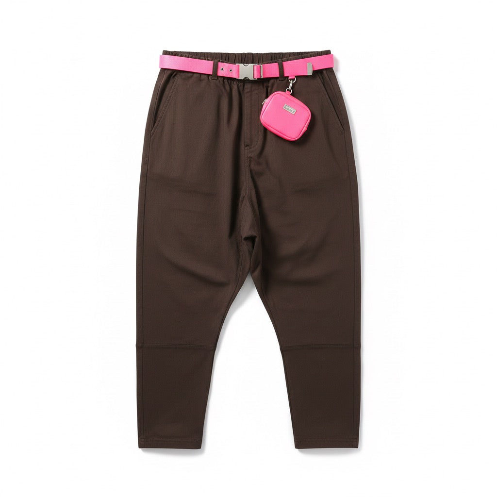 Baggy-Hose mit pinkem Gürtel