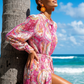 Pink Paradise Chiffonkleid – Luxury Ibiza Dress mit Stehkragen & Wow-Effekt ✨