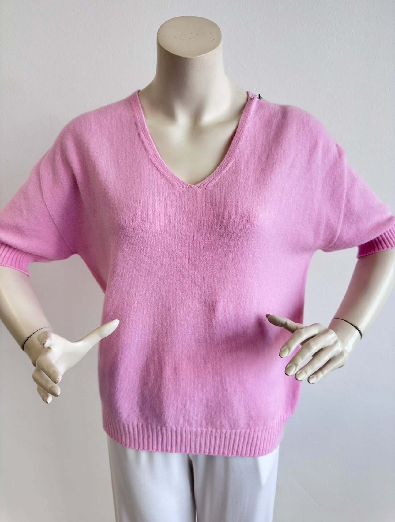 Strahlender Rosa-Pullover