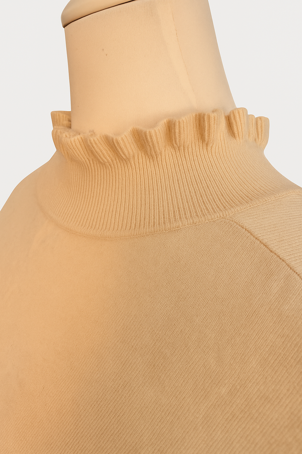 Rollkragenpullover mit Rüschen