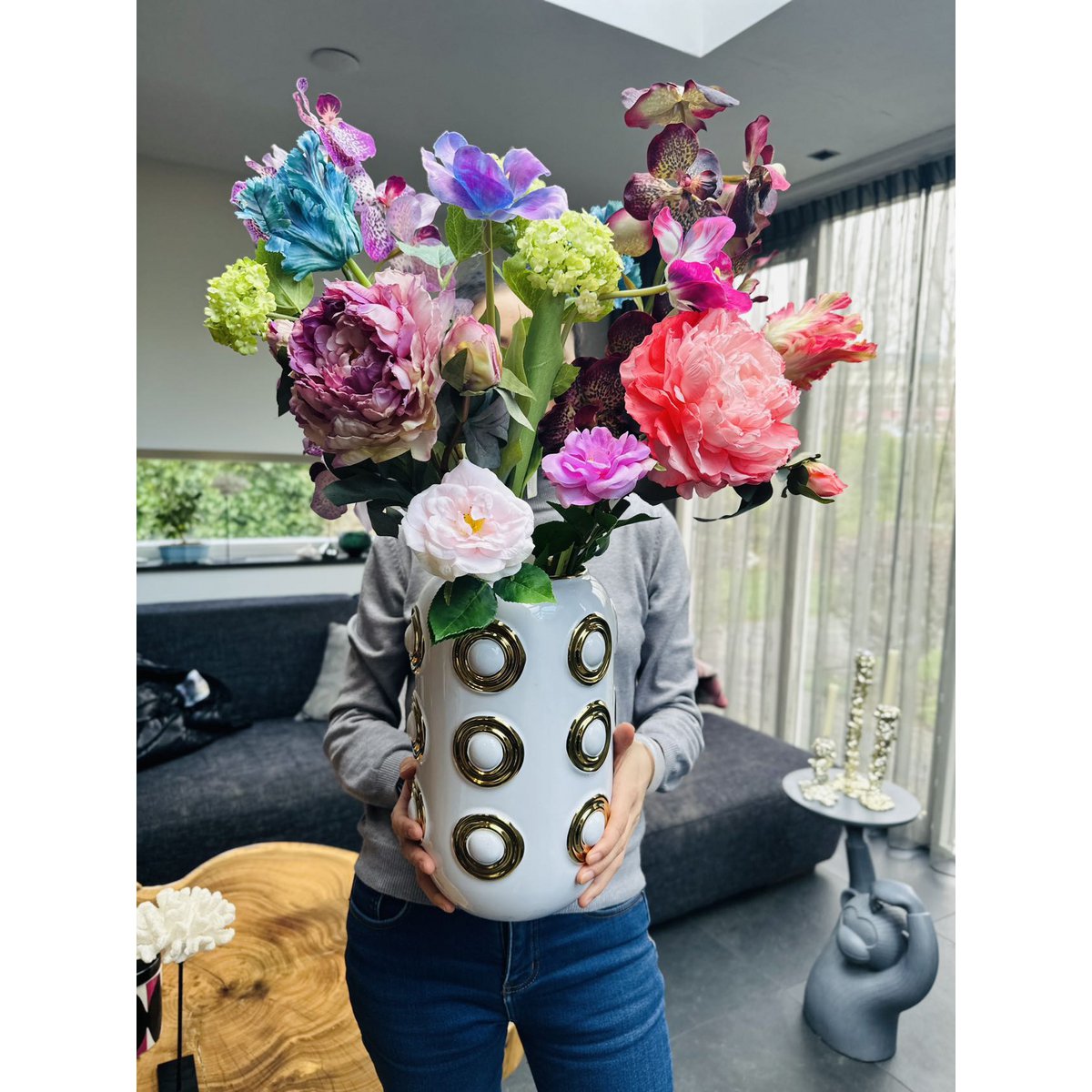 Eine komplette Vase und ein Strauß künstlicher Blumen sowie ein wunderschönes Meereskorallen-Ornament