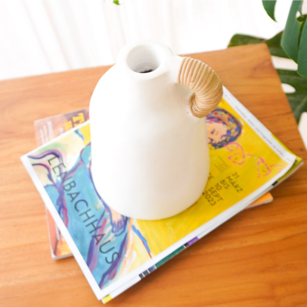 Vase weiß, kleine Dekovase für Trocken- oder Frischblumen, handgegossen aus Ton mit Rattangriff SANA