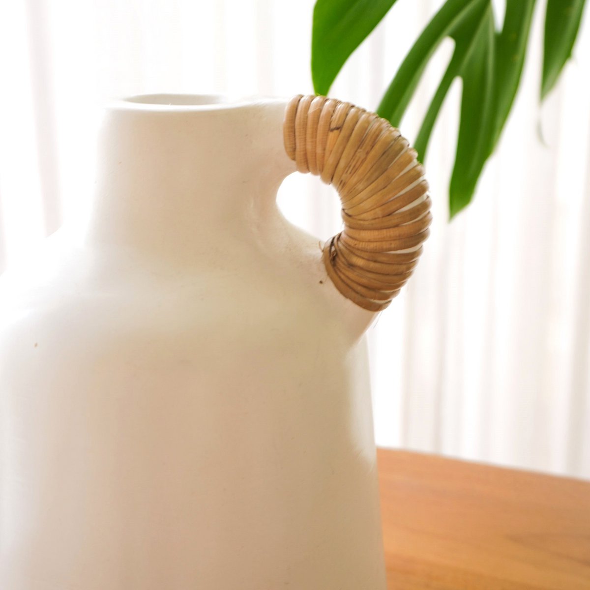 Vase weiß, kleine Dekovase für Trocken- oder Frischblumen, handgegossen aus Ton mit Rattangriff SANA