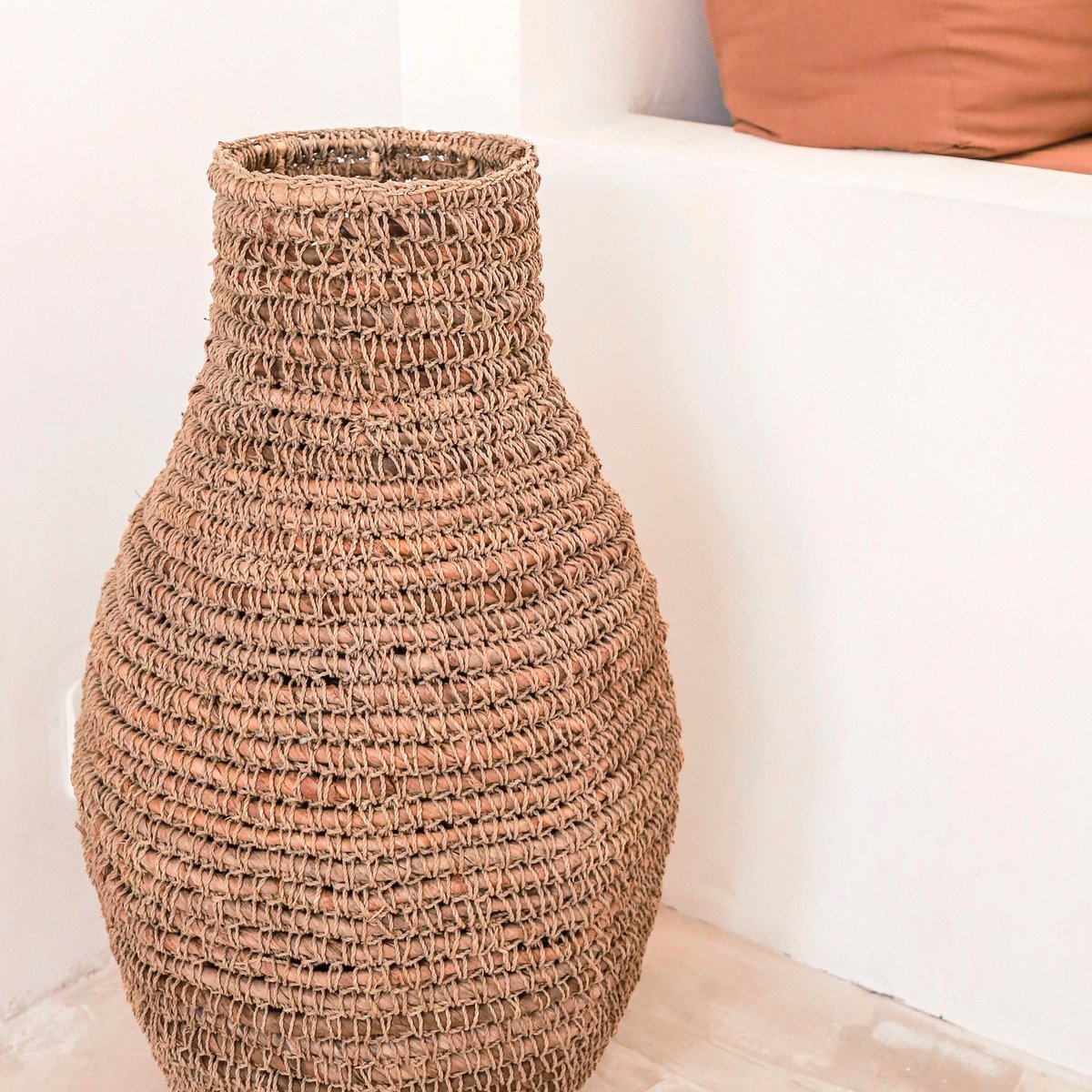 Gewebte Boho-Vase SAKRA aus Bananenfaser und Bast