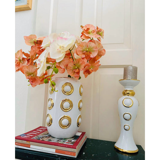 Neue Serien. Eine Vase und ein Kerzenständer sowie ein Strauß künstlicher Blumen