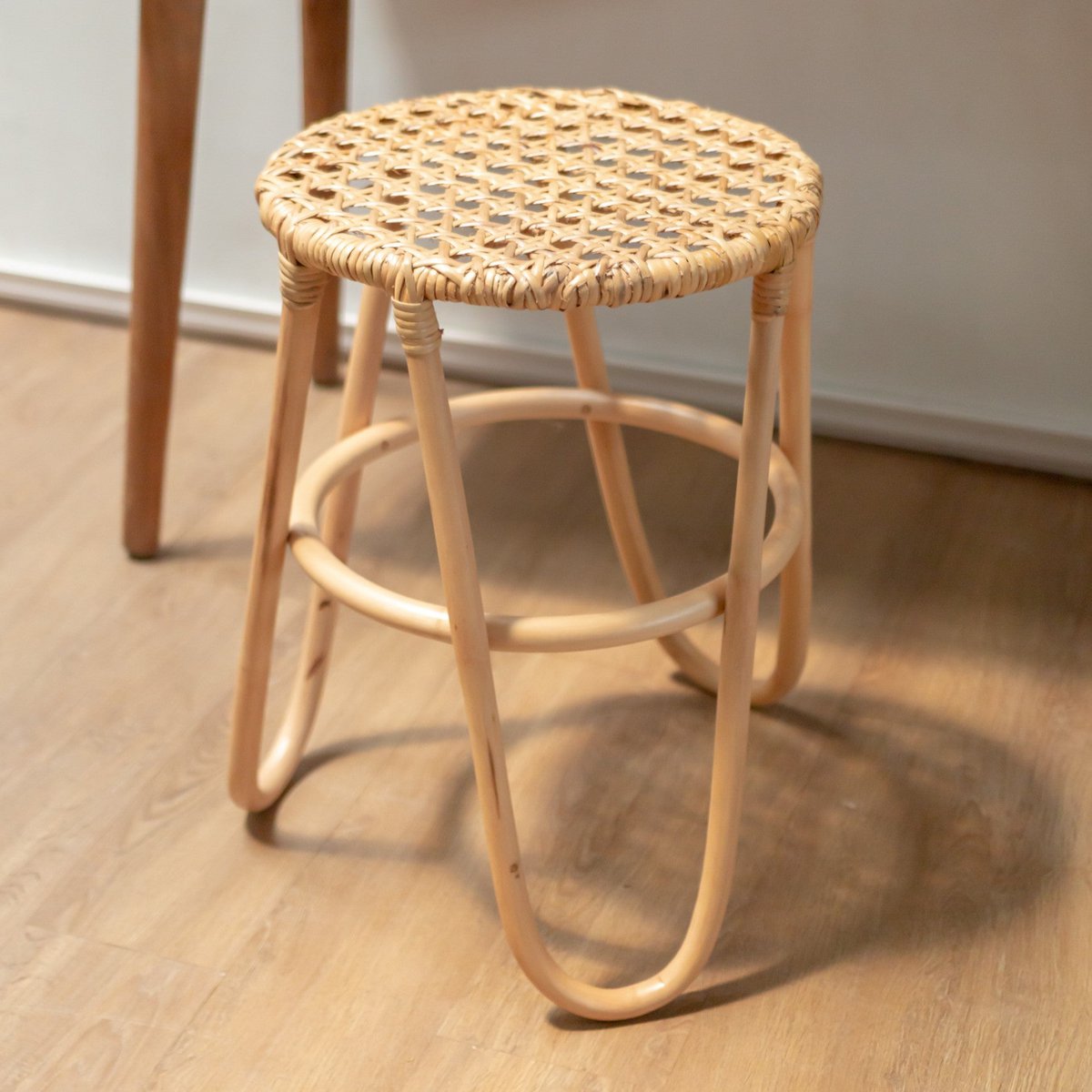 Rattanhocker KOLAKA Natur Ø35 cm mit geflochtener Sitzfläche | Dreibeiniger kleiner runder Hocker