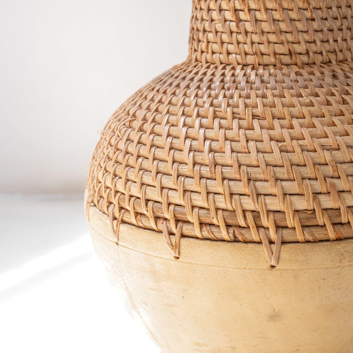 Gewebte Boho-Vase KAMARI aus Rattan und Holz