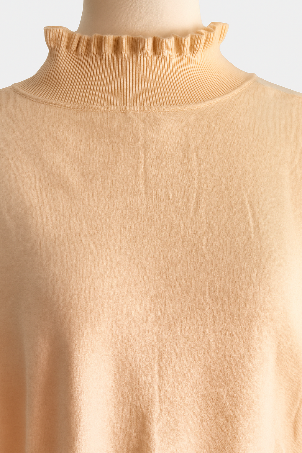 Rollkragenpullover mit Rüschen