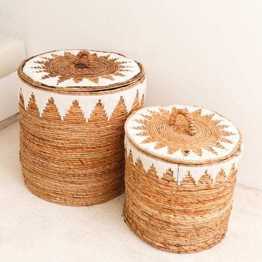 Wäschekorb mit Deckel handgewebt aus Bananenfaser EMPAT Großer dekorativer Wäschekorb mit weißem Baumwoll-Makramee (2 Größen)