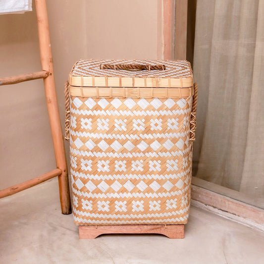 Wäschekorb mit Deckel DARI, handgewebt aus Bambus mit beige-weißem Zick-Zack-Muster