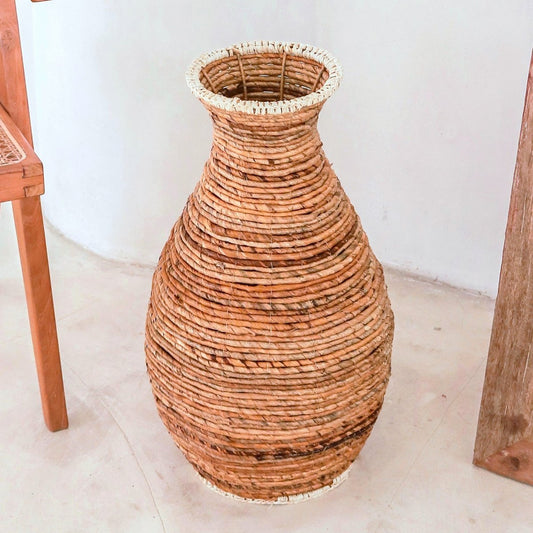 Gewebte Boho-Vase TUMBAK aus Bananenfaser und Bast