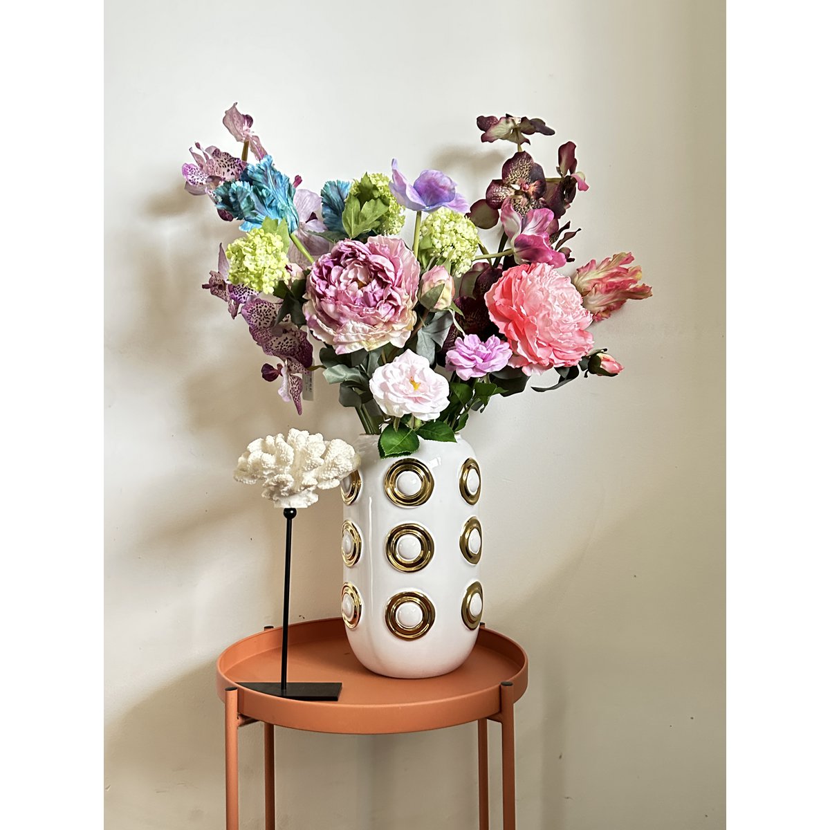 Eine komplette Vase und ein Strauß künstlicher Blumen sowie ein wunderschönes Meereskorallen-Ornament