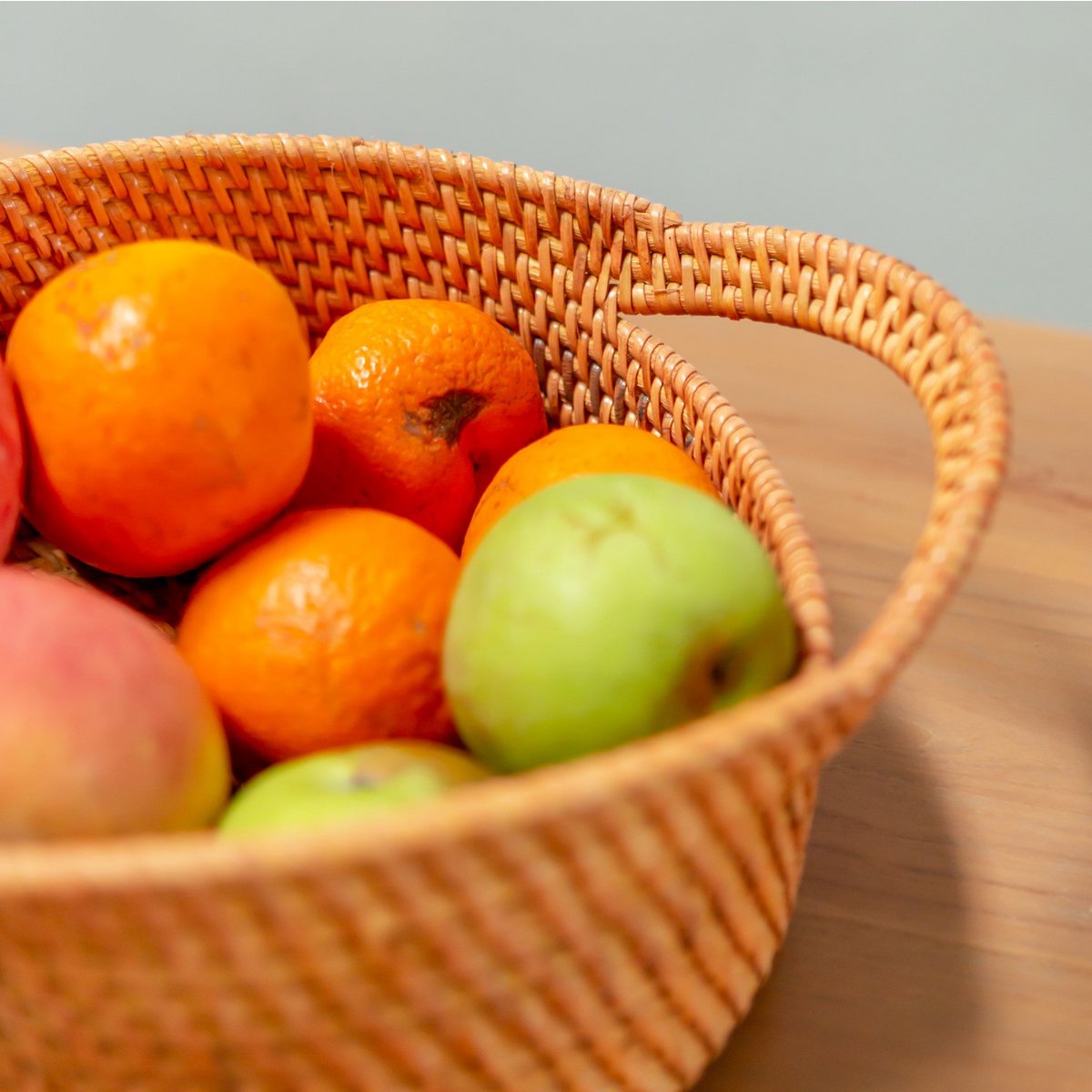 Kleiner Rattan-Aufbewahrungskorb, dekorativer Korb SUWARI (2 Größen), ideal als Breas-Korb oder Obstschale