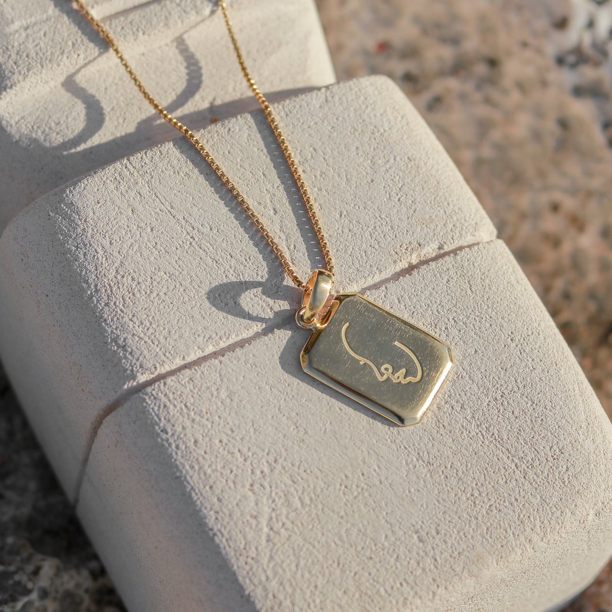 Zierliche Halskette 18k vergoldet – goldene 40 cm Kette aus 925 Silber Gold Vermeil – Anhänger mit graviertem Gesicht – LOVINA gold