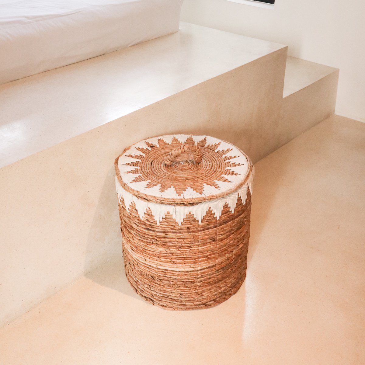 Wäschekorb mit Deckel handgewebt aus Bananenfaser EMPAT Großer dekorativer Wäschekorb mit weißem Baumwoll-Makramee (2 Größen)