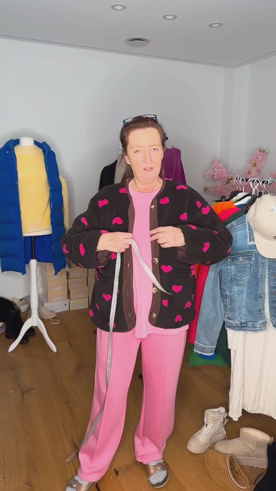 Kuschelig, süß & stylish – unsere Herzchen-Jacke in Schokobraun 🍫💗